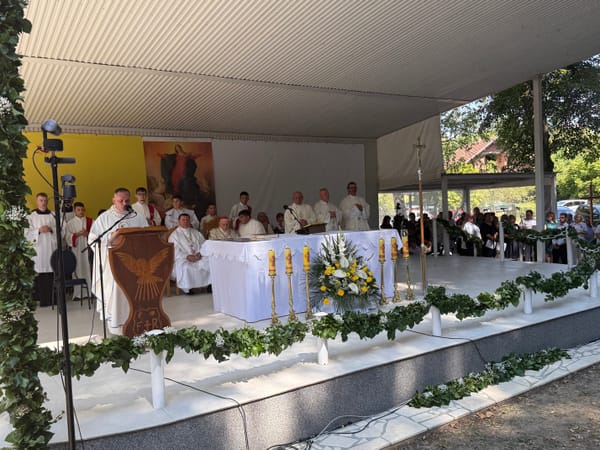 Proslavili smo Veliku Gospu, uznesenje naše Majke Marije u Nebo.